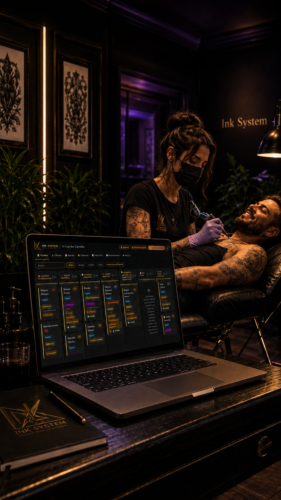 Tatuadora trabalhando com o pipeline do Ink System visível no notebook